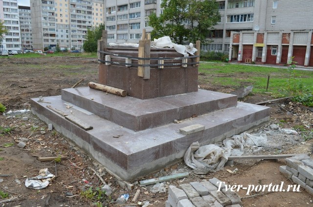 В Твери приступили к монтажу памятника М.И. Калинину